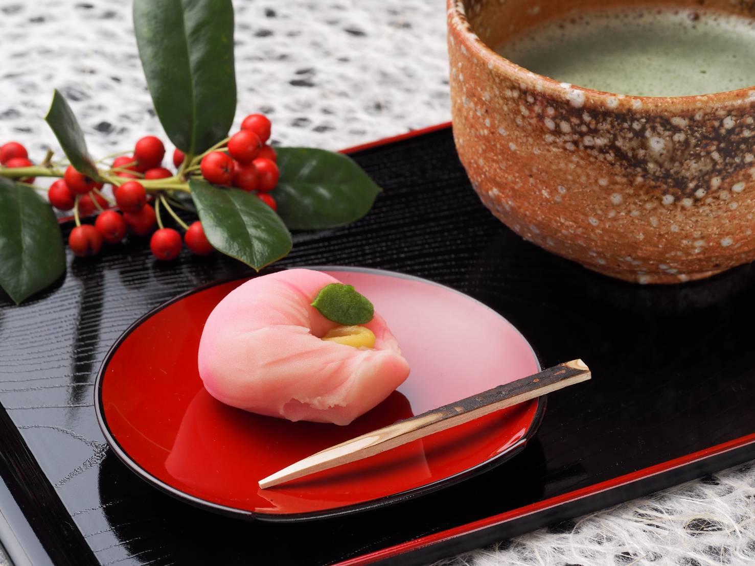 黒い盆にのせた和菓子と、添えられたクロモジの楊枝